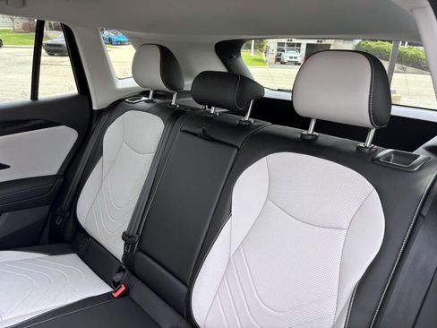 Used 2025 Volkswagen Tiguan SE image 25