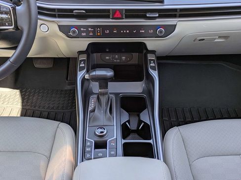 Used 2025 Kia Sorento S w/ Panoramic Sunroof Package FWD image 19