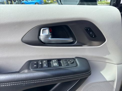 Used 2024 Chrysler Pacifica Touring-L FWD image 20