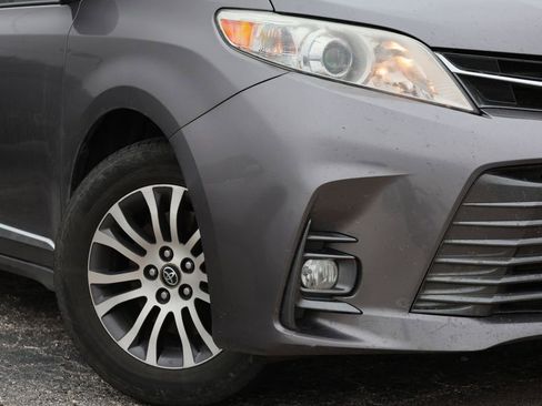 Used 2020 Toyota Sienna XLE image 2