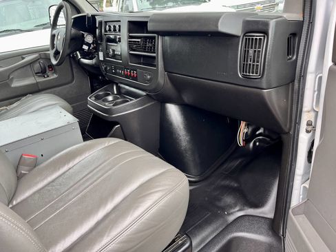 Used 2014 Chevrolet Express 2500 RWD image 15