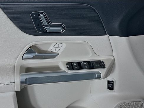 Used 2026 Mercedes-Benz GLB 250 4MATIC image 18