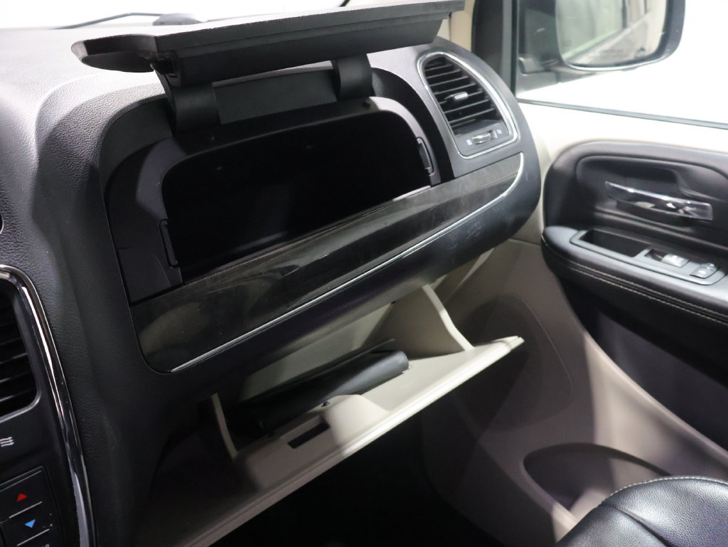 Used 2012 Chrysler Town & Country Touring w/ Entertainment Group #1 FWD image 27