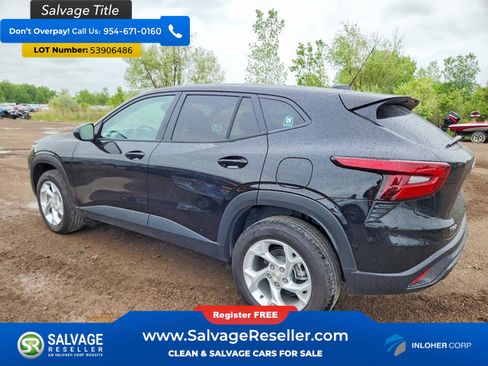 Used 2025 Chevrolet Trax LS w/ LS Convenience Package FWD image 3