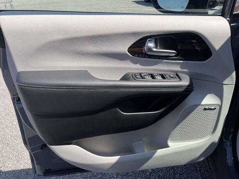 Used 2023 Chrysler Pacifica Limited w/ Uconnect Theater Family Group FWD image 12