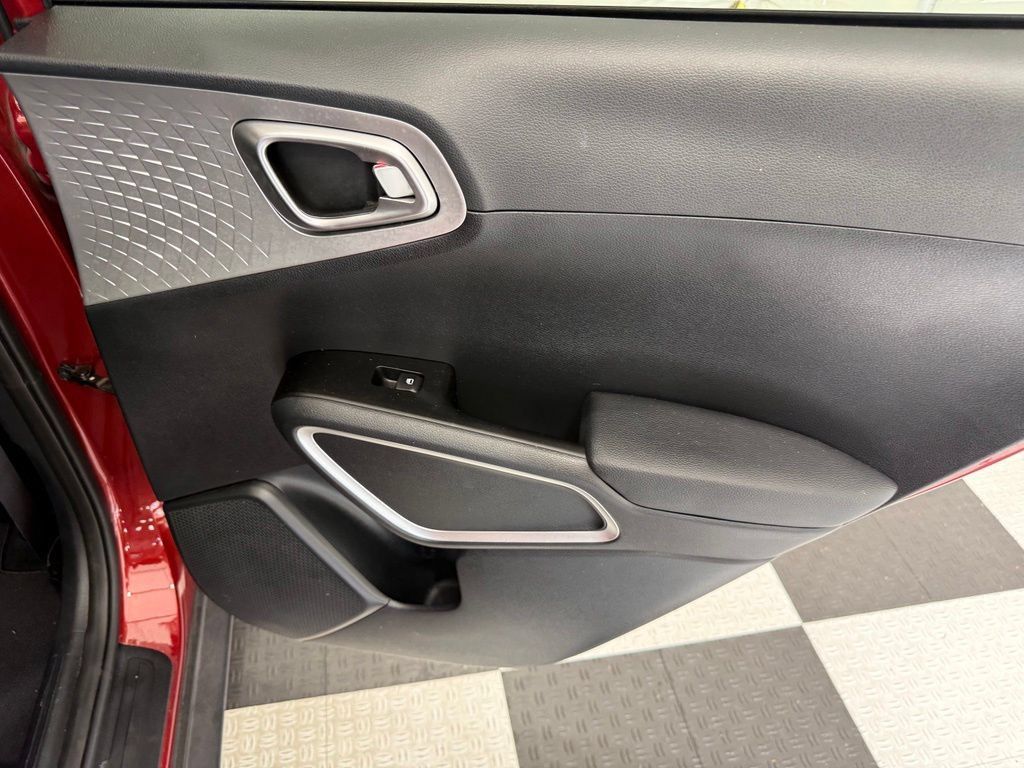 Used 2023 Kia Soul LX w/ LX Technology Package FWD image 24