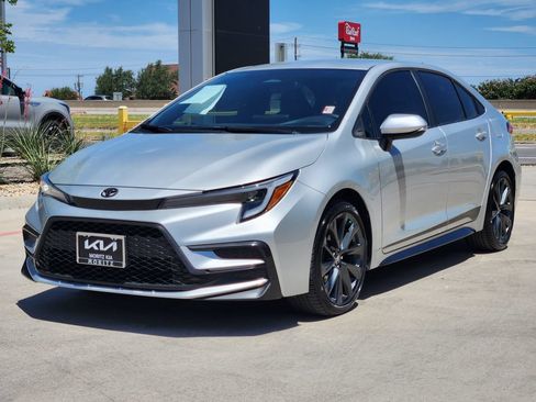 Used 2025 Toyota Corolla SE FWD image 3