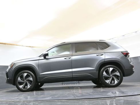 Used 2025 Volkswagen Taos SE w/ Panoramic Sunroof Package AWD/4WD image 31