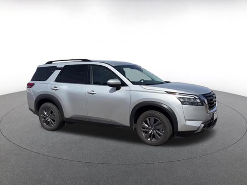 Used 2025 Nissan Pathfinder SV image 2