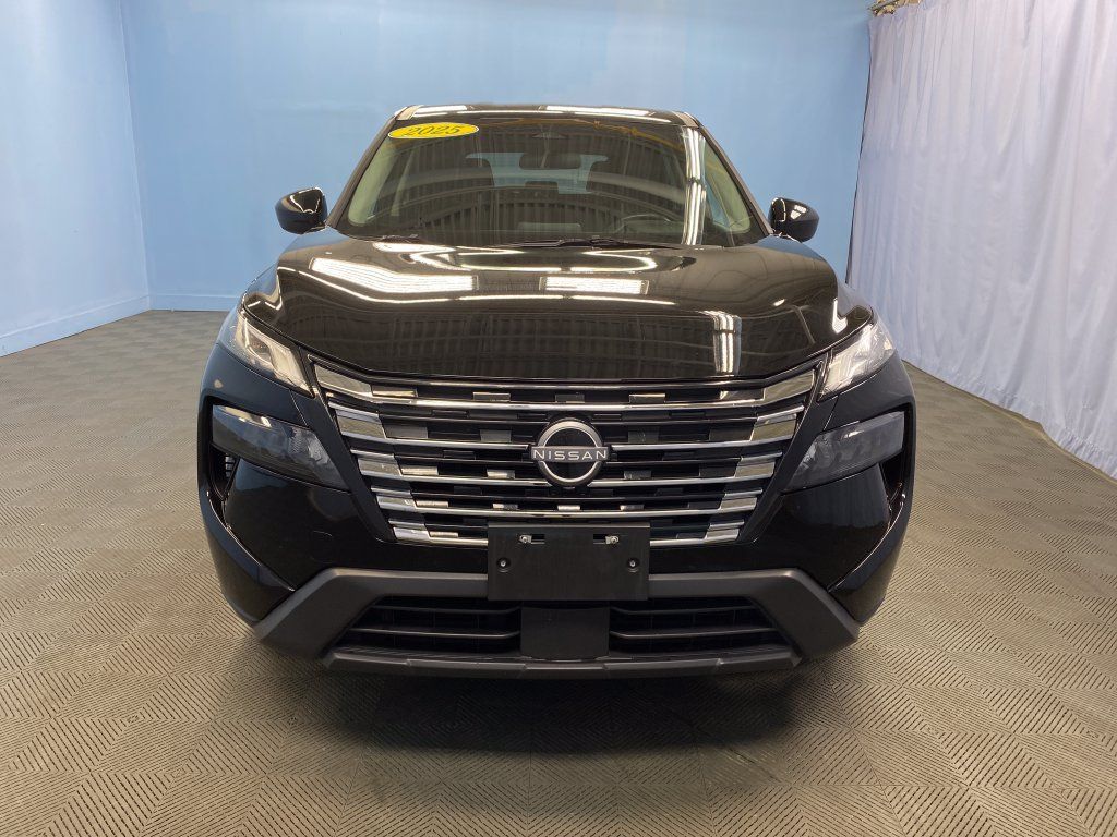 Used 2025 Nissan Rogue SV AWD/4WD image 2