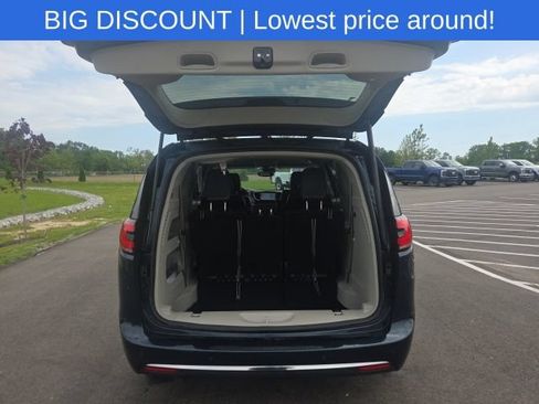 Used 2023 Chrysler Pacifica Touring-L FWD image 11