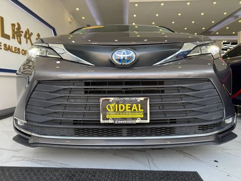 Used 2021 Toyota Sienna XLE FWD image 3