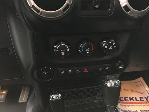 Used 2015 Jeep Wrangler Unlimited Sahara w/ Connectivity Group AWD/4WD image 13