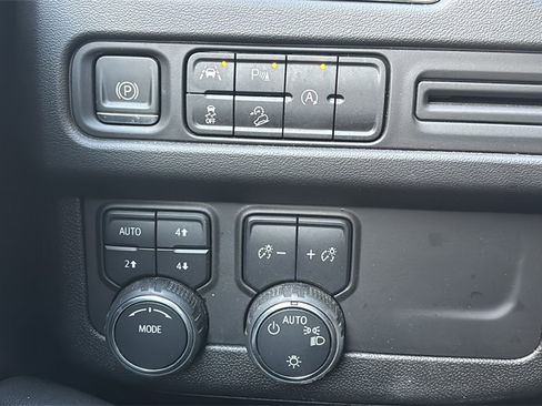 Used 2023 Chevrolet Suburban Premier image 18