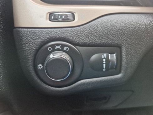 Used 2017 Jeep Cherokee Sport AWD/4WD image 27