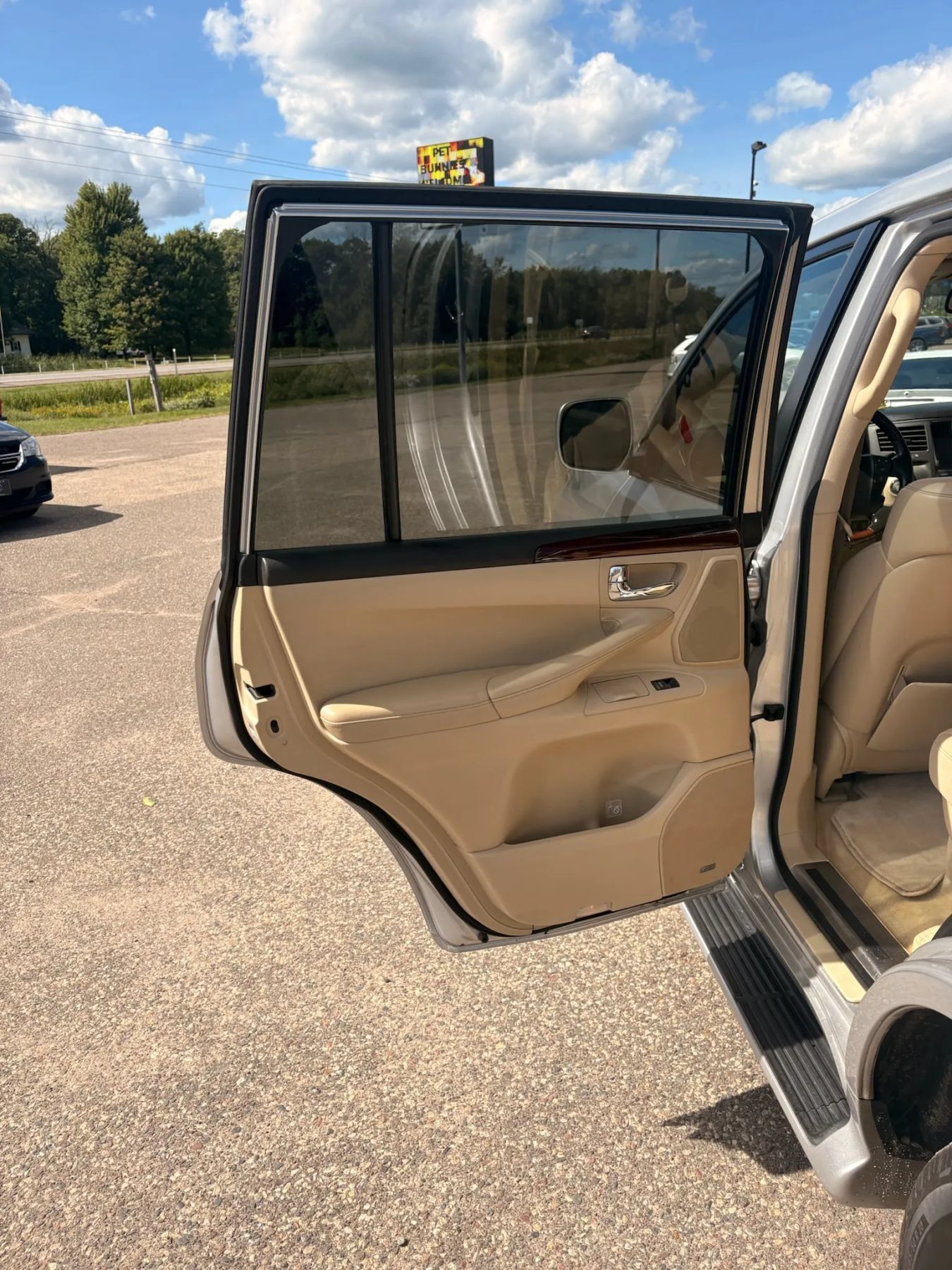 Used 2011 Lexus LX 570 4WD w/ Luxury Pkg image 44