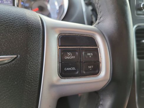 Used 2015 Chrysler Town & Country Touring image 28