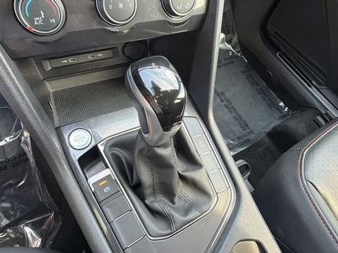 Used 2024 Volkswagen Tiguan SE image 31