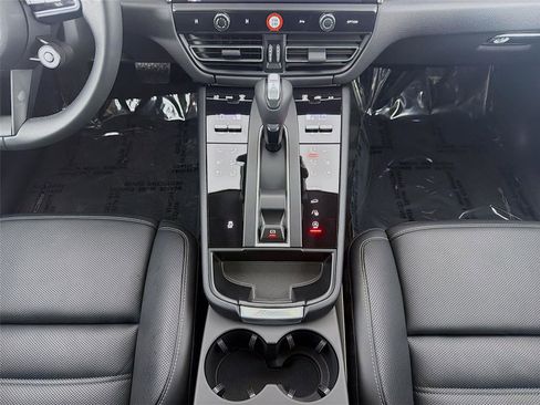 Certified 2025 Porsche Macan AWD/4WD image 17