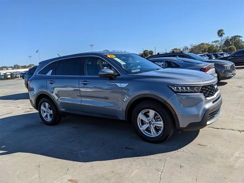 Certified 2023 Kia Sorento LX image 3