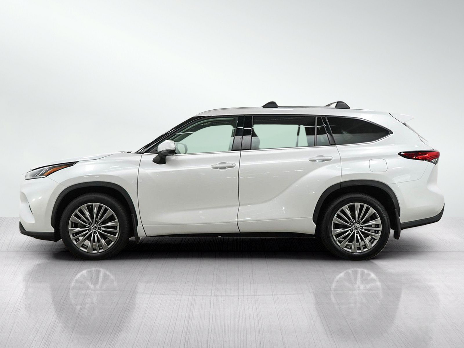 Used 2022 Toyota Highlander Platinum AWD/4WD image 2