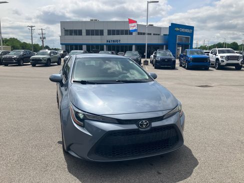 Used 2021 Toyota Corolla LE FWD image 2