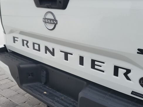 Used 2023 Nissan Frontier SV w/ Midnight Edition Package RWD image 9