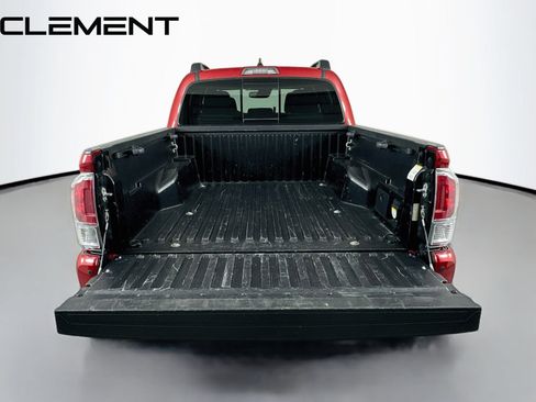 Used 2022 Toyota Tacoma TRD Sport AWD/4WD image 11