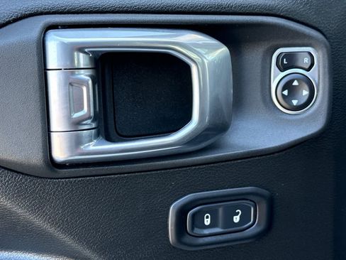 Used 2022 Jeep Gladiator Sport AWD/4WD image 13