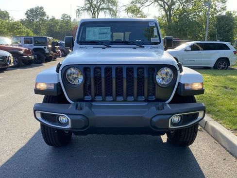 Used 2023 Jeep Gladiator Sport AWD/4WD image 2