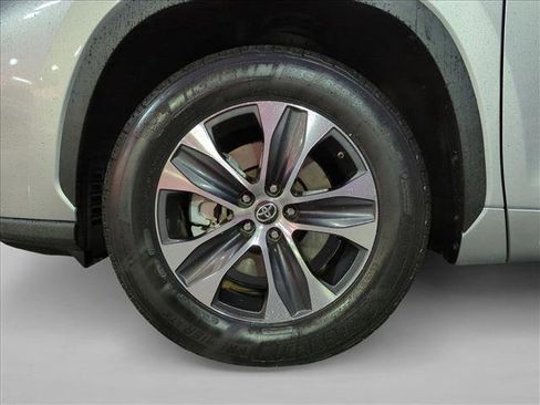 Used 2023 Toyota Highlander XLE FWD image 25