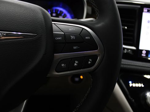 Used 2023 Chrysler Pacifica Limited FWD image 41