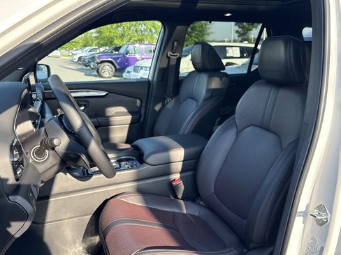 Used 2025 Honda Pilot Black Edition image 17