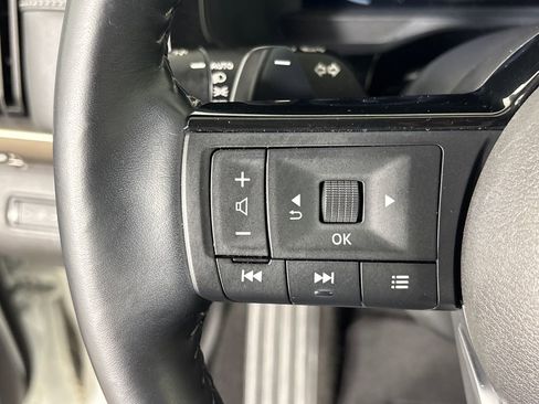 Used 2024 Nissan Pathfinder Platinum FWD image 17