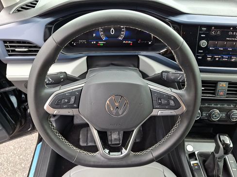 Used 2024 Volkswagen Taos SE FWD image 18