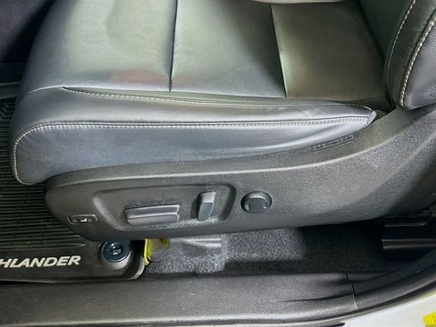 Used 2019 Toyota Highlander XLE image 18