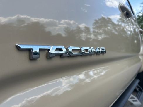 Used 2018 Toyota Tacoma TRD Sport AWD/4WD image 10