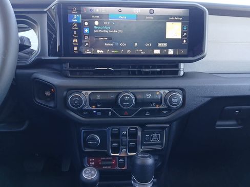 Used 2025 Jeep Wrangler Willys image 38