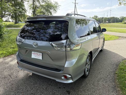 Used 2017 Toyota Sienna SE w/ SE Preferred Package FWD image 5