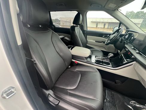 Used 2023 Kia Carnival EX FWD image 15