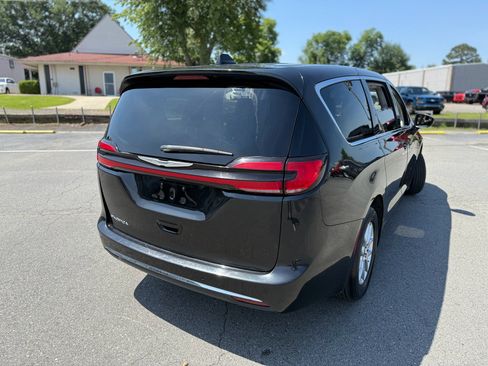 Used 2023 Chrysler Pacifica Touring-L FWD image 19