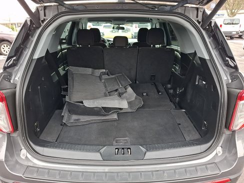Used 2023 Ford Explorer XLT image 31