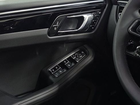 Certified 2025 Porsche Macan AWD/4WD image 21