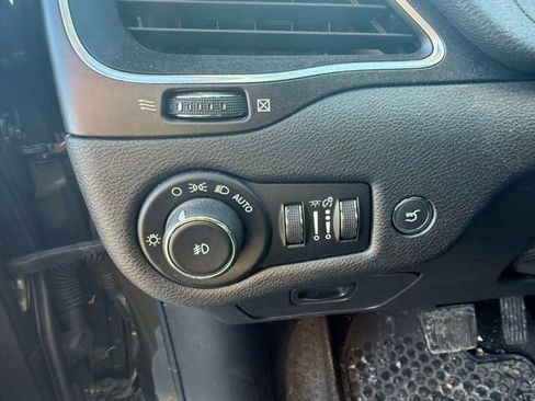 Used 2019 Jeep Cherokee Trailhawk image 12