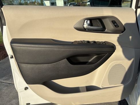Used 2024 Chrysler Pacifica Touring-L FWD image 37
