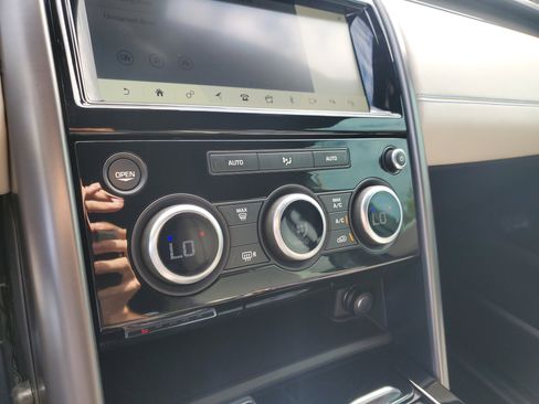 Used 2020 Land Rover Discovery HSE image 24