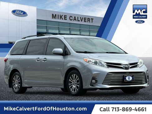 Used 2018 Toyota Sienna XLE w/ XLE Navigation Package FWD image 7
