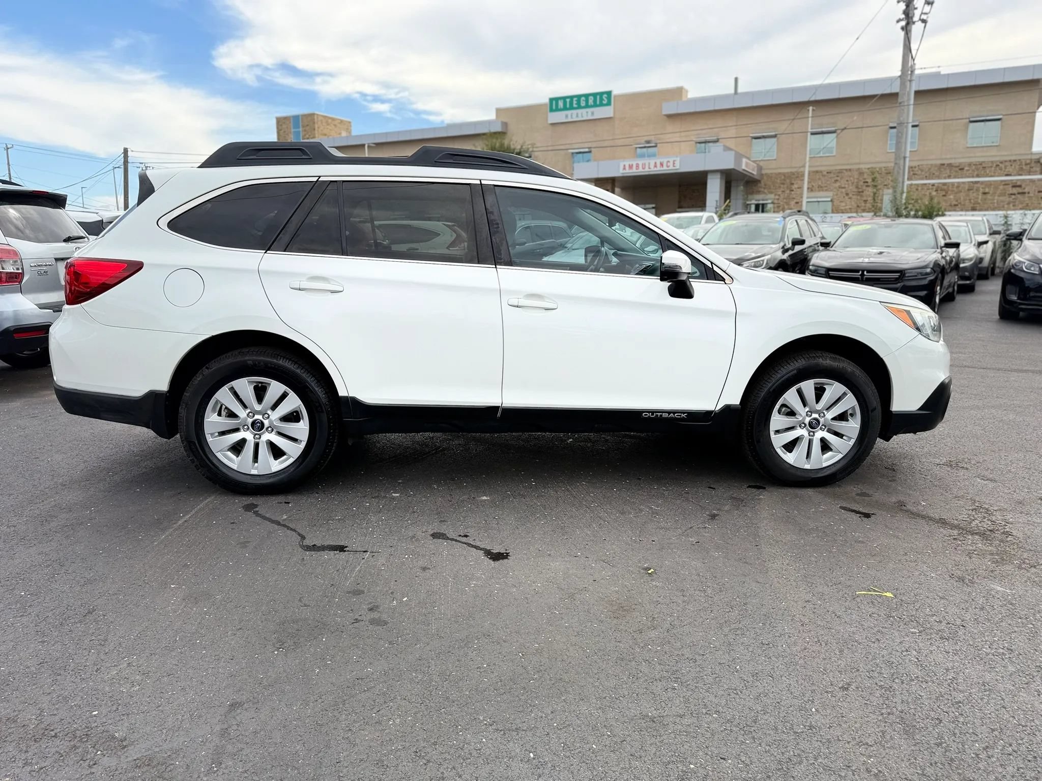 Used 2016 Subaru Outback 2.5i Premium AWD/4WD image 2