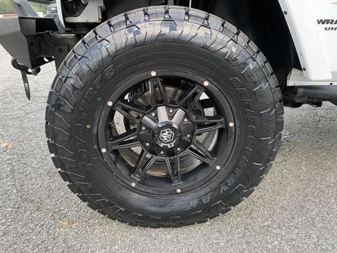 Used 2017 Jeep Wrangler Unlimited Sahara w/ Connectivity Group image 40