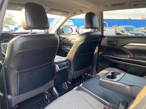 Used 2019 Toyota Highlander LE AWD/4WD image 13